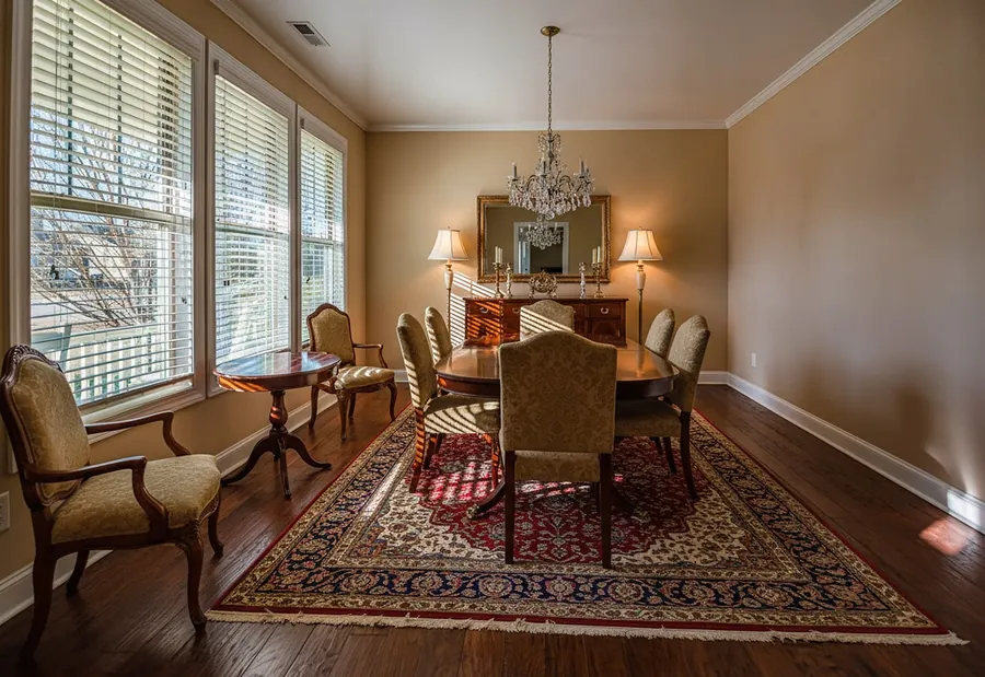 Stanza arredata con virtual staging in stile classico: arredi eleganti e materiali tradizionali, arredo virtuale a scopo illustrativo