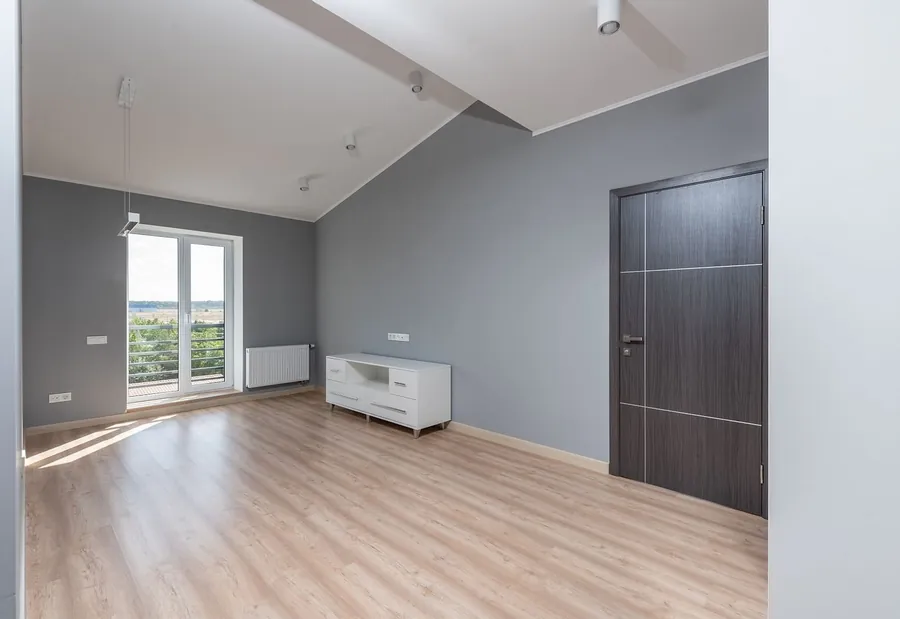 Ambiente vuoto reale prima del virtual staging: lo scatto originale che documenta lo stato di fatto