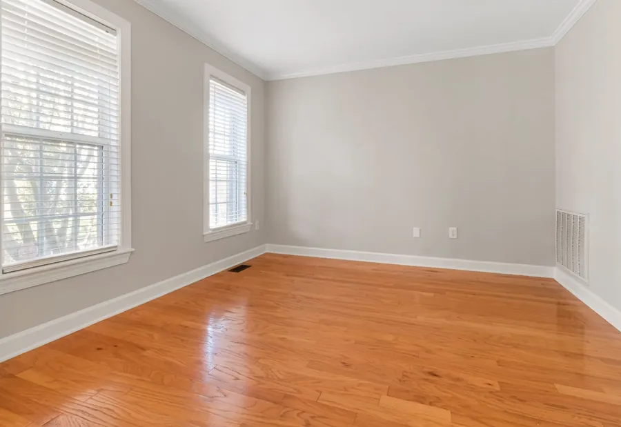 Stanza vuota prima del virtual staging: ambiente spoglio difficile da leggere in foto